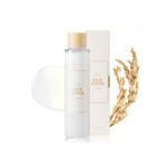 Une bouteille de tonique au riz avec un bouchon beige est placée devant sa boîte assortie. Un liquide transparent est appliqué à côté et des tiges de riz décoratives sont visibles à droite. L'étiquette indique « TONIQUE AU RIZ ». Dakar