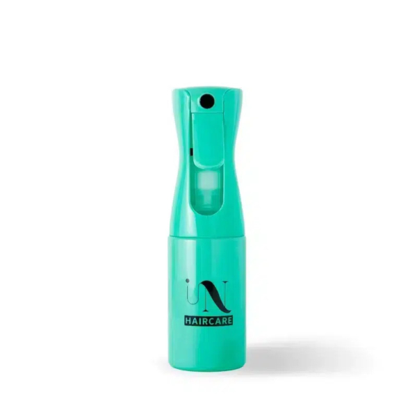 Un flacon pulvérisateur turquoise au design épuré, orné du logo noir « IN Haircare » sur le devant. Il est doté d'un embout à gâchette et d'une section translucide laissant apparaître le contenu, sur fond blanc uni. Dakar