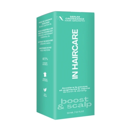 Coffret vert du sérum « In Haircare » pour la croissance des cheveux. Le texte met en valeur des ingrédients comme l'huile de ricin noir, les protéines et la menthe poivrée. Il revendique un effet volumisant. Contient 50 ml (1,6 fl oz). Symboles éco-responsables et mention « 97,7 % » d'origine naturelle. Dakar