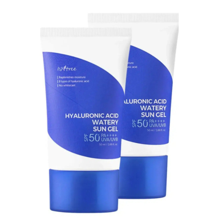 Deux tubes de gel solaire aqueux à l'acide hyaluronique Isntree avec SPF 50+ PA++++. L'emballage est blanc avec des touches de bleu. Chaque tube contient 50 ml et revendique une hydratation intense et contient 8 types d'acide hyaluronique sans effet blanchissant. Dakar