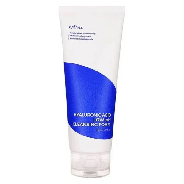 Un tube blanc et bleu portant l'inscription « Mousse nettoyante à faible pH à l'acide hyaluronique Isntree ». L'emballage met en avant l'hydratation, le nettoyage doux et l'ajout d'acide hyaluronique. Le tube est muni d'un bouchon blanc et contient 150 ml. Dakar