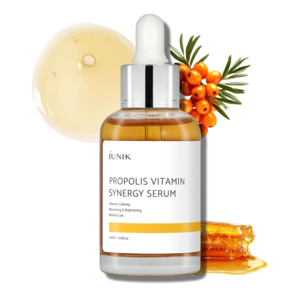 Un flacon de sérum synergie vitaminique à la propolis Iunik, muni d'un compte-gouttes, contient un liquide brun doré. Autour du flacon, des rayons de miel, des baies d'argousier et une touche de sérum mettent en valeur les ingrédients naturels. Dakar
