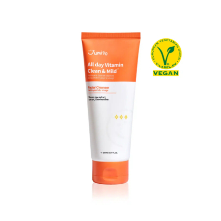 Un tube de nettoyant visage doux et vitaminé Jumiso All Day est présenté. La partie supérieure est orange, tandis que la partie inférieure est blanche. À côté, une étiquette jaune « Vegan » indique la certification avec une feuille et le symbole V. Dakar