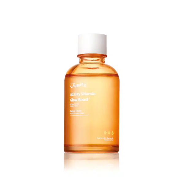 Un flacon transparent de tonique visage Jumiso All Day Vitamin Glow Boost, contenant un liquide orange. Le flacon est doté d'un bouchon blanc et d'une inscription sur le devant détaillant le nom du produit et ses bienfaits. Dakar