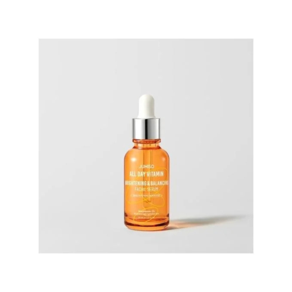 Flacon en verre orange avec compte-gouttes étiqueté « All Day Vitamin Brightening & Balancing Facial Serum » sur fond gris clair. Dakar
