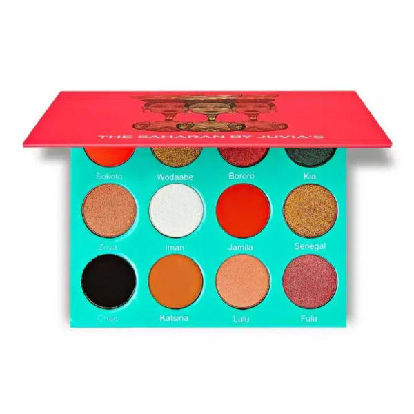 Une palette de fards à paupières ouverte au couvercle coloré, composée de neuf teintes disposées en godets circulaires. Les teintes incluent le vert, l'orange, le rouge, le blanc, l'or et le noir, chacune portant des noms tels que Sokoto, Iman, Jamila, Chad, Lulu, etc. Dakar