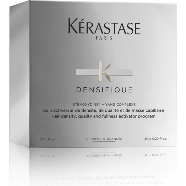 Un coffret argenté de Kérastase Paris Densifique, avec un texte décrivant ce programme activateur de densité, de qualité et de volume capillaire. Le coffret contient 30 flacons de 5 ml chacun. Dakar