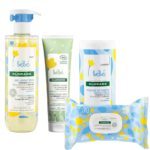 L'image présente un coffret de soins Klorane pour bébé, comprenant un savon gel de 500 ml, un tube de crème, un flacon de poudre protectrice et un paquet de 70 lingettes. L'emballage est orné de motifs floraux bleus et jaunes. Dakar