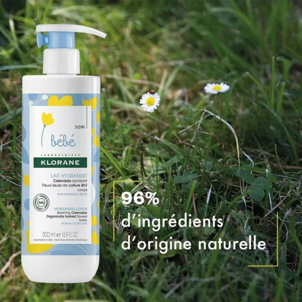 Un flacon de lotion hydratante Klorane Bébé au calendula est posé sur une pelouse parsemée de petites fleurs blanches. L'inscription « 96 % d'ingrédients d'origine naturelle » est inscrite sur le flacon, muni d'une pompe doseuse et d'un design inspiré de la nature. Dakar