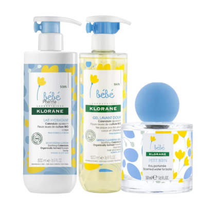 Trois produits de soin pour bébé Klorane Bébé aux motifs floraux bleus et jaunes : une lotion hydratante avec pompe, un gel lavant doux avec pompe et un petit flacon rond de parfum pour bébé avec bouchon bleu. Tous sont étiquetés 500 ml. Dakar