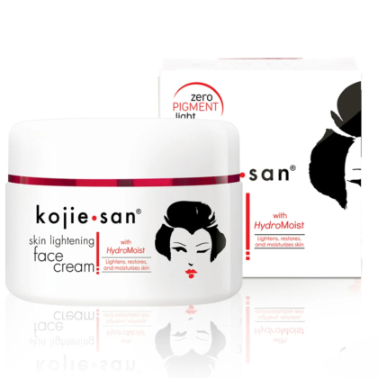 Un flacon blanc de crème éclaircissante pour le visage Kojie San est présenté devant sa boîte. Les deux produits arborent un visage de femme stylisé en noir et rouge. Le texte souligne « avec HydroMoist » et « éclaircissement sans pigment ». Dakar