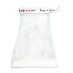 Pochette à savon en filet blanc avec fermeture à cordon sur le dessus. La bande supérieure est ornée de l'inscription « kojie.san » en lettres noires et rouges. La pochette présente une surface texturée, conçue pour contenir le savon et faire mousser. Dakar