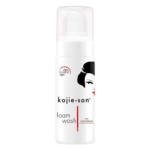 Flacon de savon mousse Kojie San avec pompe. Le flacon blanc est orné d'un texte noir et rouge, d'un visage de femme et des mentions « lumière zéro pigment » et « avec HydroMoist ». Dakar
