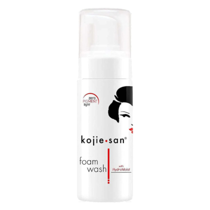 Flacon de savon mousse Kojie San avec pompe. Le flacon blanc est orné d'un texte noir et rouge, d'un visage de femme et des mentions « lumière zéro pigment » et « avec HydroMoist ». Dakar