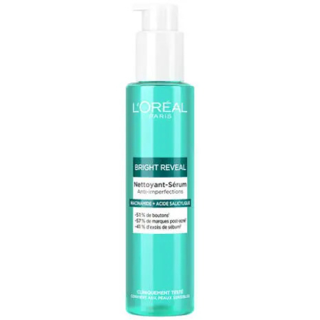 Un flacon bleu sarcelle du Nettoyant-Sérum Bright Reveal de L'Oréal Paris, avec une pompe blanche. L'étiquette met en avant ses propriétés anti-imperfections, grâce à la niacinamide et à l'acide salicylique, et affirme réduire les boutons et les points noirs. Dakar