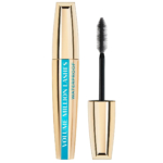 Tube de mascara doré étiqueté « Volume Million Lashes Waterproof » avec des touches de bleu. Le tube est ouvert, laissant apparaître une brosse noire dotée d'une brosse incurvée conçue pour sublimer les cils. Dakar