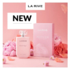 Une image rose mettant en vedette un flacon et un coffret du parfum « La Rive Poétique ». Le flacon et le coffret sont entourés de roses roses et pêche sur un fond rose tendre. Une étiquette « NEW » est apposée en haut sur fond blanc. Dakar
