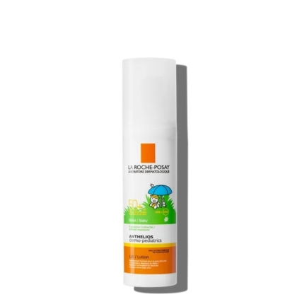 Un flacon blanc de crème solaire La Roche-Posay Anthelios Dermo-Pediatrics, SPF 50+. L'étiquette est orange, verte et blanche, avec un dessin d'enfant. Le flacon projette une ombre sur la droite. Dakar