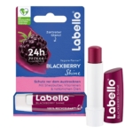 Le Baume à Lèvres Hydratant Fruité Blackberry Shine de Labello (4,8 g) arbore un emballage orné d'un motif de mûre, offrant une hydratation 24 heures et une protection contre la sécheresse. Sa formule vegan et ses matériaux recyclables sont mis en avant. Dakar