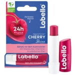 Le baume à lèvres Labello Cherry Shine, appelé Labello Cherry Shine Baume à Lèvres Hydratant Fraise 4,8 g, est présenté dans un tube rouge vif avec un baume visible. Il met en valeur « 24h Pflege », une formule vegan, du beurre de karité nourrissant et des vitamines, et arbore un motif cerise qui reflète son attrait fruité. Dakar
