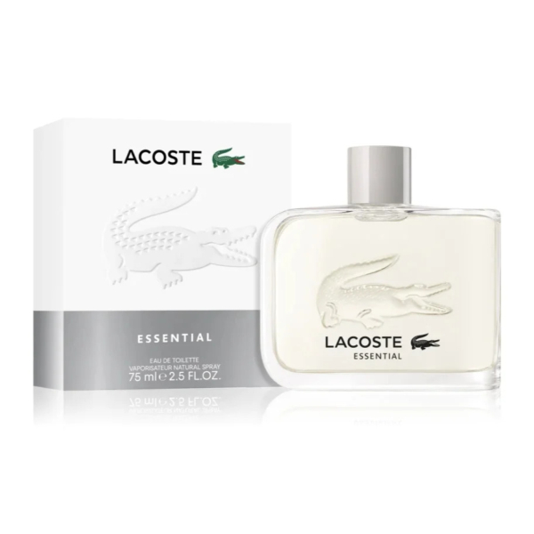 Un flacon d'Eau de Toilette Lacoste Essential est posé à côté de son coffret blanc et argenté. Tous deux arborent le logo crocodile Lacoste. Le flacon est transparent et son bouchon argenté arbore le même logo et le même texte en noir. Dakar