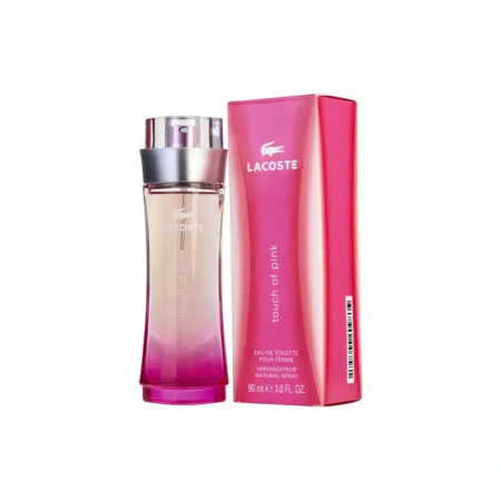 Un flacon rose et argenté de l'eau de toilette « Touch of Pink » de Lacoste est présenté à côté de son emballage rose assorti comportant le logo Lacoste et les détails du produit. Dakar