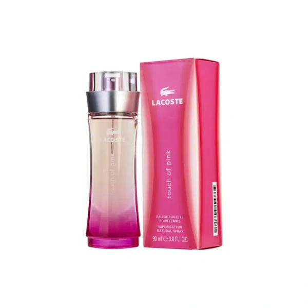 Un flacon rose et argenté de l'eau de toilette « Touch of Pink » de Lacoste est présenté à côté de son emballage rose assorti comportant le logo Lacoste et les détails du produit. Dakar