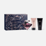 Coffret parfum composé d'un flacon en forme de losange et de deux tubes estampillés « La Nuit Trésor ». Le fond met en valeur un écrin décoratif au motif floral bleu et rose, avec l'inscription « Lancôme » en relief. Dakar