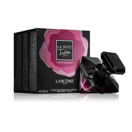 Un flacon de 30 ml du parfum La Nuit Trésor Fleur de Nuit de Lancôme, à côté de son emballage. L'écrin arbore une grande fleur rose stylisée. Le flacon noir, en forme de rose, est doté d'un bouchon facetté. Dakar