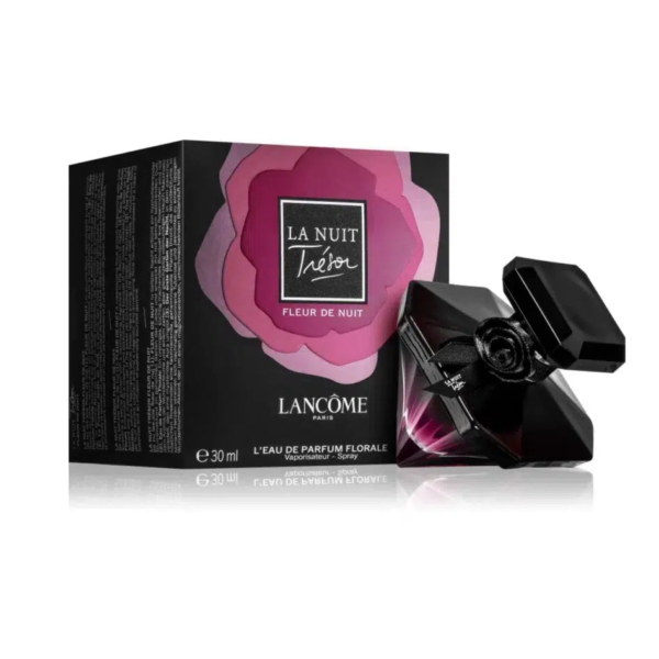Un flacon de 30 ml du parfum La Nuit Trésor Fleur de Nuit de Lancôme, à côté de son emballage. L'écrin arbore une grande fleur rose stylisée. Le flacon noir, en forme de rose, est doté d'un bouchon facetté. Dakar