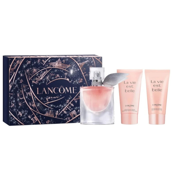 Coffret cadeau Lancôme comprenant un flacon de parfum rose au bouchon feuille d'argent et deux tubes de lotion assortis. L'emballage est élégant, avec une boîte florale bleu foncé et rose ornée du logo Lancôme. Dakar