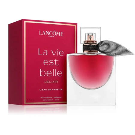 Un flacon du parfum La Vie Est Belle L'Élixir de Lancôme est présenté dans son emballage rouge. Élégant, il arbore un liquide rouge vif et un ruban décoratif autour du col. L'emballage est accompagné d'un texte en français. Dakar