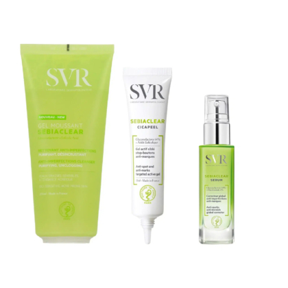 Trois produits de soin verts SVR Sebiaclear : un gel nettoyant en tube, un Cicapeel en tube plus petit et un sérum en flacon transparent avec pompe. Chaque produit est étiqueté avec les informations produit et conçu pour les soins de la peau. Dakar