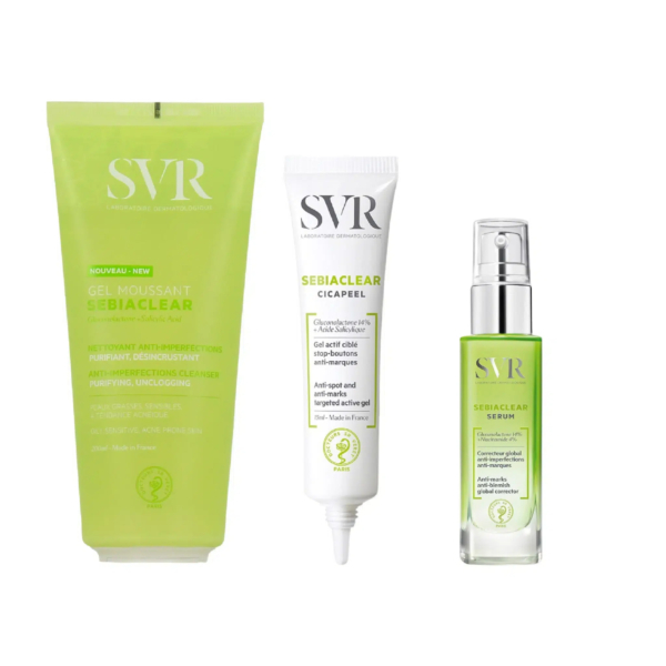 Trois produits de soin verts SVR Sebiaclear : un gel nettoyant en tube, un Cicapeel en tube plus petit et un sérum en flacon transparent avec pompe. Chaque produit est étiqueté avec les informations produit et conçu pour les soins de la peau. Dakar