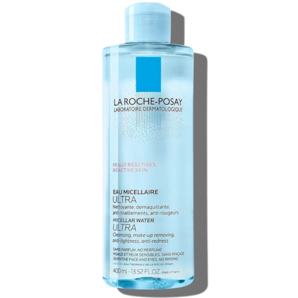 Un flacon d'Eau Micellaire Ultra de La Roche-Posay pour peaux réactives. Son flacon bleu translucide est orné d'une étiquette blanche et bleue, soulignant son utilisation pour le nettoyage et le démaquillage. Contenance : 400 ml. Dakar