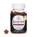 Un flacon de gummies Lashilé Beauty Good Hair Men, étiquetés vegan et conçus pour la croissance et la force des cheveux. Le flacon contient 60 gummies en forme d'étoile et arbore les labels de récompenses 2021 et 2022. Dakar