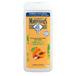 Flacon blanc de crème douche « Le Petit Marseillais », orné d'une étiquette aux motifs d'abricot et de noisette. L'étiquette porte l'inscription « Abricot Bio & Noisette Bio ». Le flacon, d'une contenance de 650 ml, arbore des symboles écologiques et recyclables. Dakar