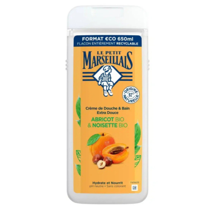 Flacon blanc de crème douche « Le Petit Marseillais », orné d'une étiquette aux motifs d'abricot et de noisette. L'étiquette porte l'inscription « Abricot Bio & Noisette Bio ». Le flacon, d'une contenance de 650 ml, arbore des symboles écologiques et recyclables. Dakar