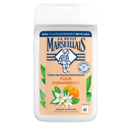 Un flacon de crème douche Le Petit Marseillais au parfum de fleur d'oranger. L'étiquette met en avant l'origine naturelle des ingrédients et le contenant recyclable. Une illustration représentant un personnage et des fleurs d'oranger est présentée sur le devant. Dakar