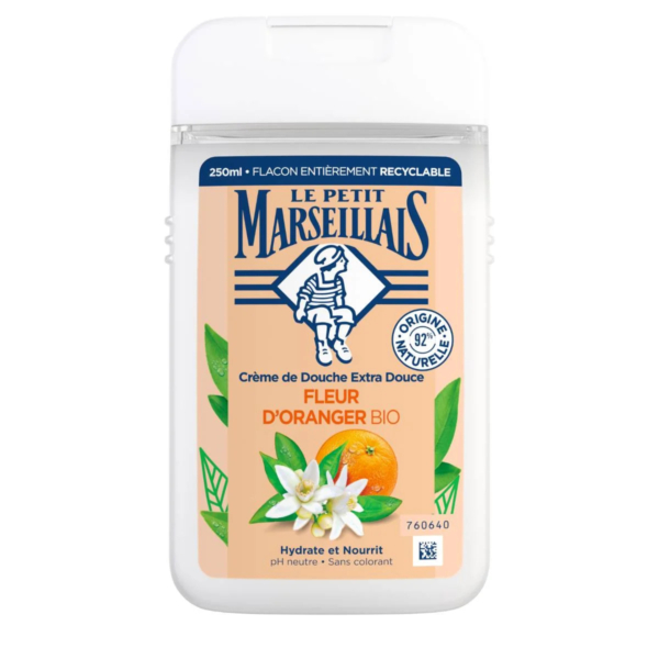 Un flacon de crème douche Le Petit Marseillais au parfum de fleur d'oranger. L'étiquette met en avant l'origine naturelle des ingrédients et le contenant recyclable. Une illustration représentant un personnage et des fleurs d'oranger est présentée sur le devant. Dakar