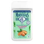 Un flacon de crème douche Le Petit Marseillais, étiqueté « Lait d'Amande Douce Bio ». Le contenant de 250 ml est orné d'une illustration d'amandes et indique qu'il hydrate et nourrit. L'emballage est entièrement recyclable. Dakar