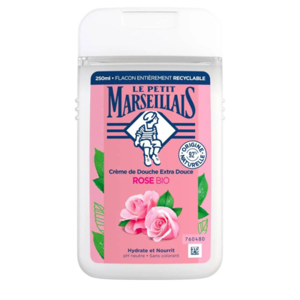 Un flacon rose de crème douche Le Petit Marseillais avec un bouchon blanc. L'étiquette présente une illustration de rose et un texte indiquant qu'il s'agit de « Rose Bio », avec 92 % d'ingrédients d'origine naturelle. Le flacon est entièrement recyclable. Dakar
