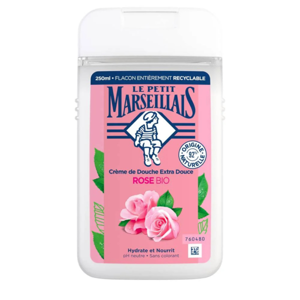 Un flacon rose de crème douche Le Petit Marseillais avec un bouchon blanc. L'étiquette présente une illustration de rose et un texte indiquant qu'il s'agit de « Rose Bio », avec 92 % d'ingrédients d'origine naturelle. Le flacon est entièrement recyclable. Dakar