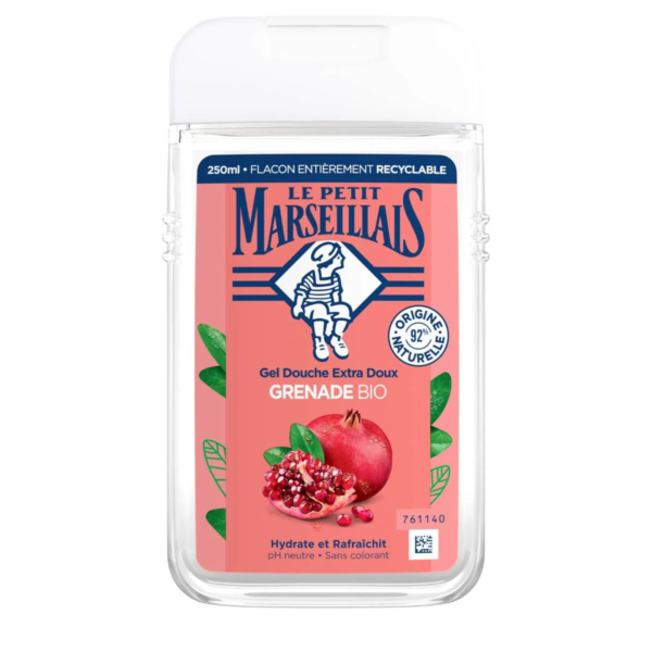 Un flacon de 250 ml de gel douche Le Petit Marseillais au parfum « Grenade Bio ». L'étiquette présente une grenade et des feuilles vertes. L'emballage met en avant la recyclabilité et l'origine naturelle du produit. Dakar