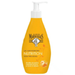 Flacon jaune vif de crème hydratante Le Petit Marseillais avec pompe blanche. L'étiquette porte l'inscription « Lait Soin Hydratant Nutrition Peaux Très Sèches » et des images de beurre de karité et de fleurs d'amandier au fond. Dakar
