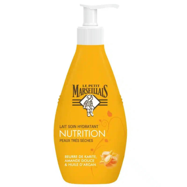 Flacon jaune vif de crème hydratante Le Petit Marseillais avec pompe blanche. L'étiquette porte l'inscription « Lait Soin Hydratant Nutrition Peaux Très Sèches » et des images de beurre de karité et de fleurs d'amandier au fond. Dakar