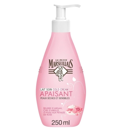 Flacon rose de lotion apaisante Cold Cream Le Petit Marseillais pour peaux sèches et sensibles, au beurre d'argan, à la cire d'abeille et à l'huile de pétales de rose. Livré avec un flacon pompe blanc et une étiquette de 250 ml. Dakar