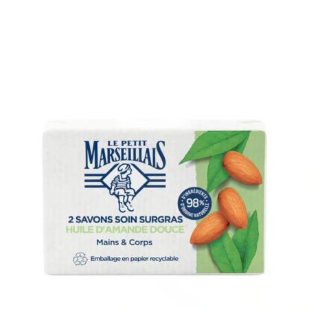 Un coffret de savons Le Petit Marseillais comprenant deux pains à l'huile d'amande pour les mains et le corps. L'emballage blanc, orné de feuilles vertes et d'amandes, met en valeur le papier recyclable et les 98 % d'ingrédients naturels. Dakar