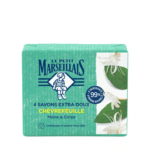 Un emballage vert du savon Le Petit Marseillais. Il est orné d'illustrations de feuilles et de fleurs blanches. L'étiquette indique « 4 savons extra doux chèvrefeuille » et « 99 % d'origine naturelle ». L'emballage est recyclable. Dakar