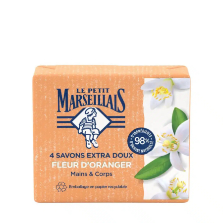 Emballage de savon orange étiqueté « Le Petit Marseillais » avec un petit personnage. L'inscription « 4 savons extra doux, Fleur d'Oranger, Mains & Corps » y est inscrite. Contient des fleurs d'oranger blanches et revendique 98 % d'origine naturelle. Emballage en papier recyclable. Dakar